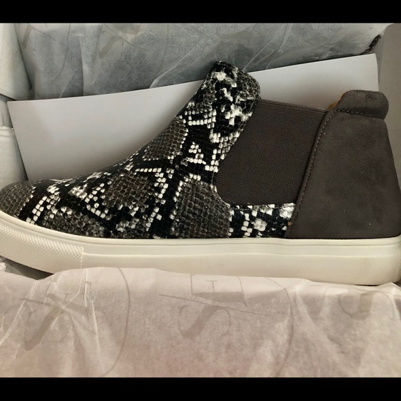 Snake skin sneakers! - Picture 2 of 4